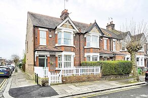 Chic House With Free Parking and Private Backyard