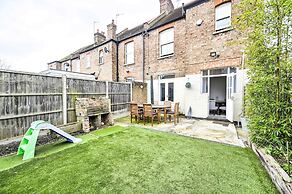 Chic House With Free Parking and Private Backyard
