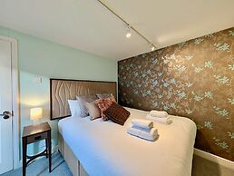Stunning 4 Bedroom House in Old Windsor