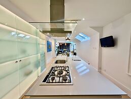 Stunning 4 Bedroom House in Old Windsor