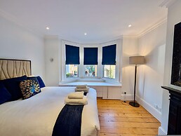 Stunning 4 Bedroom House in Old Windsor