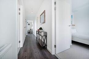 Stunning 2BR Flat With Balcony