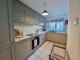 Charming Flat Near London Attractions