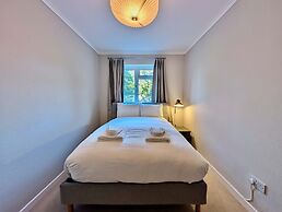 Charming Flat Near London Attractions