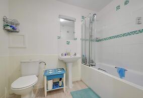 Spacious Flat With Free Parking Near Heathrow Airport