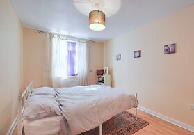 Spacious Flat With Free Parking Near Heathrow Airport