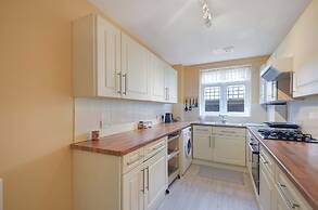 Spacious Flat With Free Parking Near Heathrow Airport