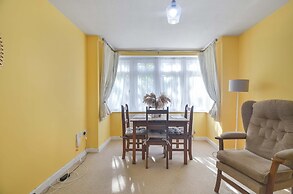 Spacious Flat With Free Parking Near Heathrow Airport