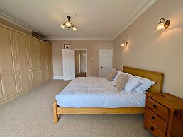 Charming Two-bedroom House in London