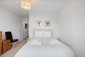 Brighton Getaway - Modern Apartment With Balcony