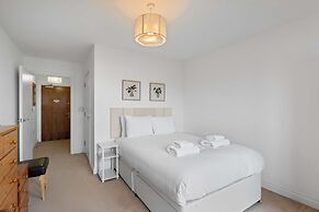Brighton Getaway - Modern Apartment With Balcony