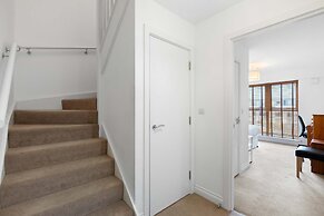 Brighton Getaway - Modern Apartment With Balcony