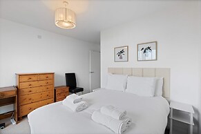 Brighton Getaway - Modern Apartment With Balcony