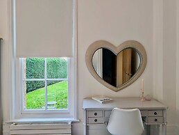 Elegant 2-bed Flat in Shenfield