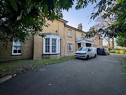 Elegant 2-bed Flat in Shenfield