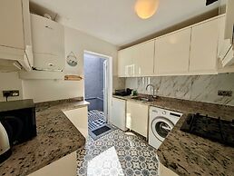 Charming House With Balcony Near Brighton Beach