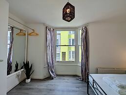 Charming House With Balcony Near Brighton Beach