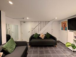 Charming House With Balcony Near Brighton Beach