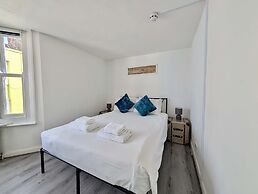 Charming House With Balcony Near Brighton Beach