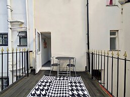 Charming House With Balcony Near Brighton Beach