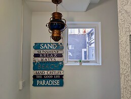 Charming House With Balcony Near Brighton Beach
