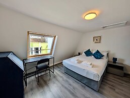 Charming House With Balcony Near Brighton Beach
