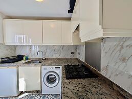 Charming House With Balcony Near Brighton Beach