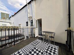 Charming House With Balcony Near Brighton Beach