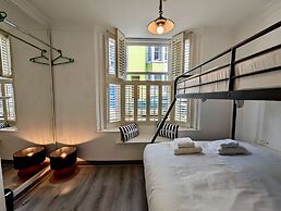 Charming House With Balcony Near Brighton Beach