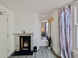 Charming House With Balcony Near Brighton Beach
