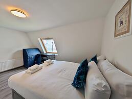 Charming House With Balcony Near Brighton Beach
