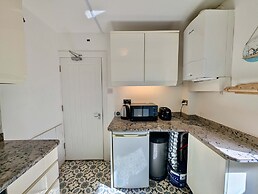 Charming House With Balcony Near Brighton Beach