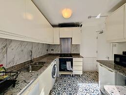 Charming House With Balcony Near Brighton Beach