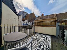 Charming House With Balcony Near Brighton Beach