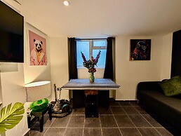 Charming House With Balcony Near Brighton Beach