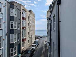 Charming House With Balcony Near Brighton Beach