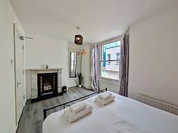 Charming House With Balcony Near Brighton Beach