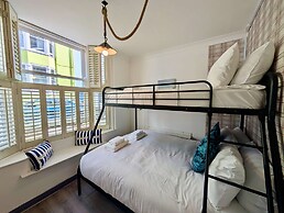Charming House With Balcony Near Brighton Beach