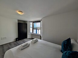 Charming House With Balcony Near Brighton Beach
