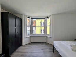 Charming House With Balcony Near Brighton Beach