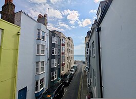 Charming House With Balcony Near Brighton Beach