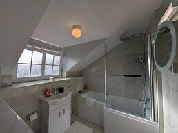 Comfortable 2-bedroom House With Free Parking