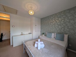 Comfortable 2-bedroom House With Free Parking