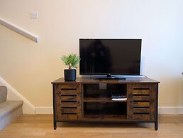 Comfortable 2-bedroom House With Free Parking