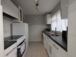 Comfortable 2-bedroom House With Free Parking