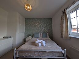 Comfortable 2-bedroom House With Free Parking