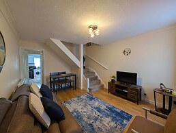 Comfortable 2-bedroom House With Free Parking
