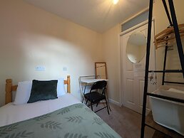 Comfortable 2-bedroom House With Free Parking