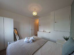 Comfortable 2-bedroom House With Free Parking