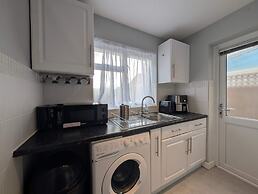 Comfortable 2-bedroom House With Free Parking